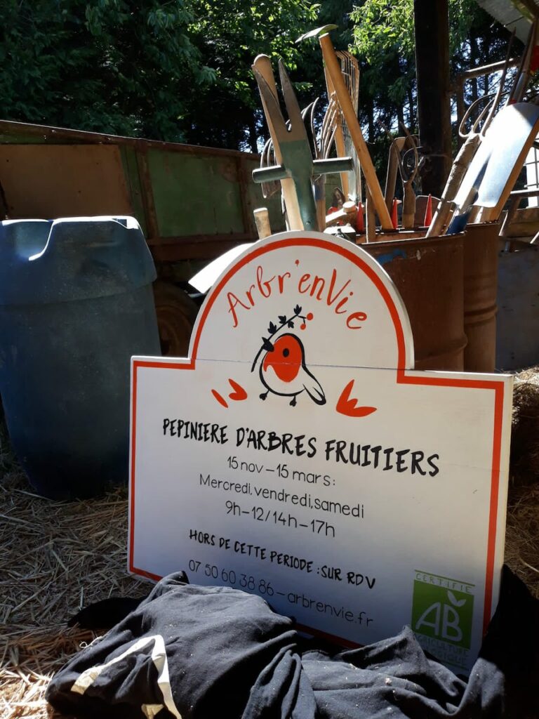 Pancarte de la pépinière Arbr'enVie en Bretagne