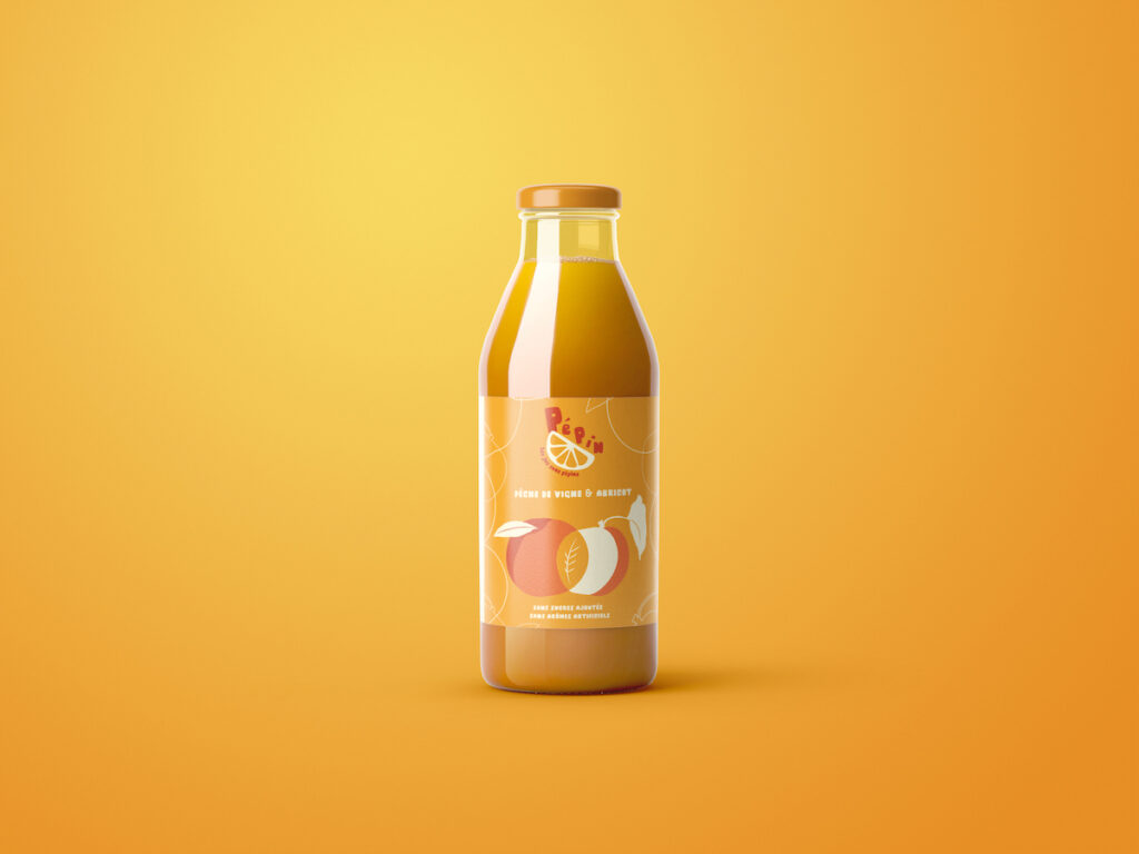 Design pop et acidulé d'une étiquette de jus de pêche mise en situation sur une bouteille